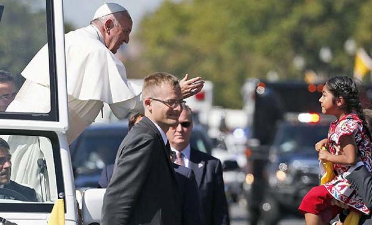 Pope Francis kiss of hope for little girl in US